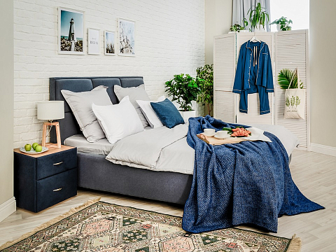 Синяя кровать Malina - Изящная кровать без встроенного основания из массива сосны с мягкими элементами.