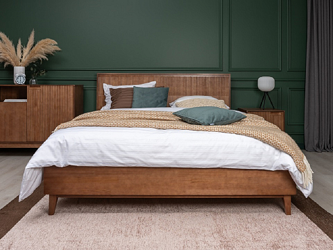 Коричневая кровать Tempo - Кровать из массива с вертикальной фрезеровкой и декоративным обрамлением изголовья